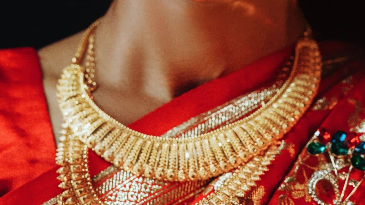 Gold Price Today: ১ লাখ ৩০ হাজার থেকে নীচে নামল সোনার দর, আজ কত রেট? এখন কি সোনা কেনা উচিত?