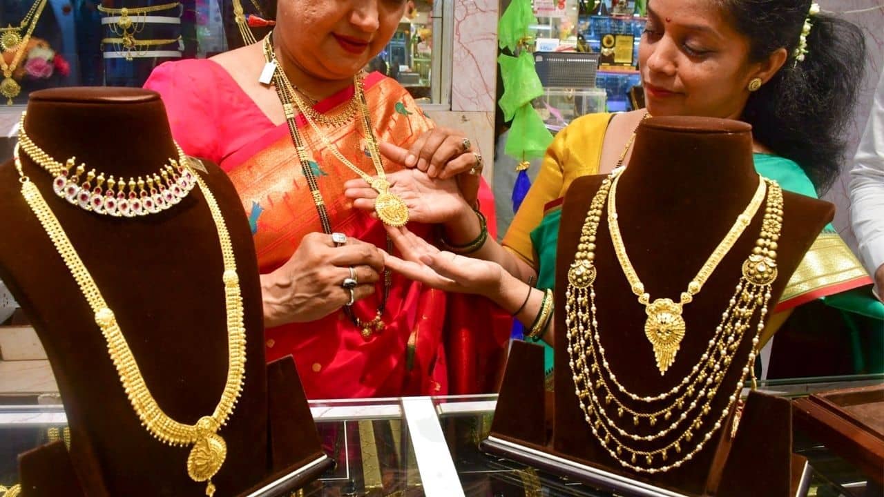 Gold Price: অনেক বাড়ল সোনার দাম, ২০২৬-এ রকেট গতিতেই এবার কমবে দাম?
