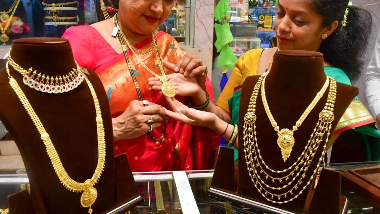 Gold Price: অনেক বাড়ল সোনার দাম, ২০২৬-এ রকেট গতিতেই এবার কমবে দাম? Gold Price: অনেক বাড়ল সোনার দাম, ২০২৬-এ রকেট গতিতেই এবার কমবে দাম?