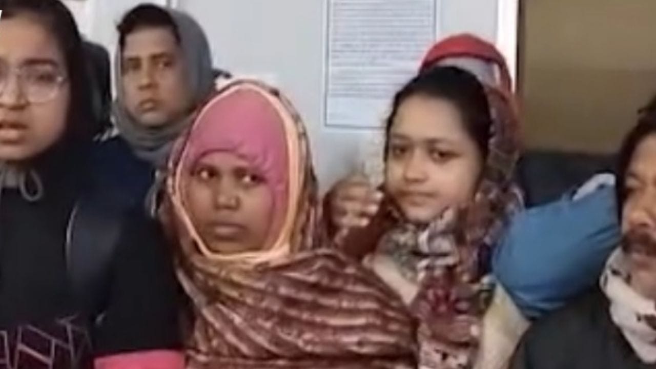 Local Train Passengers Protest: 'রোজ রোজ লেট! আর মানা যাচ্ছে না', আজ হেস্তনেস্ত করেই ফেললেন যাত্রীরা Local Train Passengers Protest: 'রোজ রোজ লেট! আর মানা যাচ্ছে না', আজ হেস্তনেস্ত করেই ফেললেন যাত্রীরা