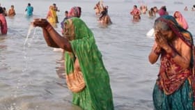 গঙ্গায় যাওয়ার মতো সময় হচ্ছে না, বাড়িতেই কি করা যায় পুণ্যস্নান?