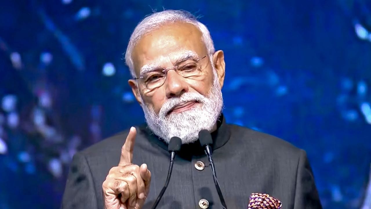 জানুয়ারিতেই বাংলায় আসছেন মোদী, কী পেপ টক দেবেন? জানুয়ারিতেই বাংলায় আসছেন মোদী, কী পেপ টক দেবেন?