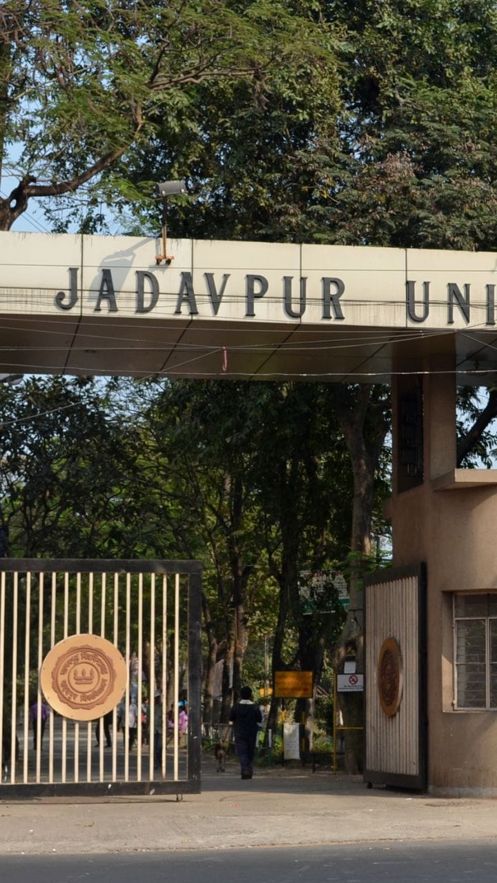 সরস্বতী পুজোর সকালে যাদবপুর বিশ্ববিদ্যালয়ে প্রচুর পুলিশ, কী হল?