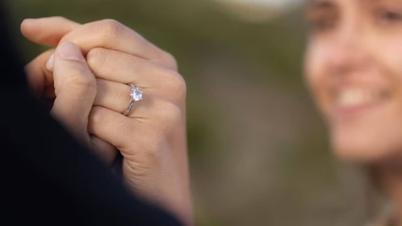 না জেনেই হীরের আংটি পরে ফেলেছেন? জেনে নিন জ্যোতিষশাস্ত্রের বিশেষ নিয়ম ও সতর্কতা