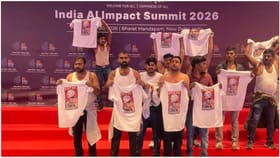 আন্তর্জাতিক সম্মেলনে জামা খুলে প্রতিবাদ যুব কংগ্রেসের! দেখুন ভিডিয়ো