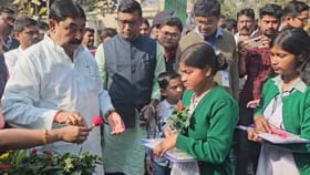 মাধ্যমিক পরীক্ষার্থীদের গোলাপ দিয়ে কী বললেন কেষ্ট?