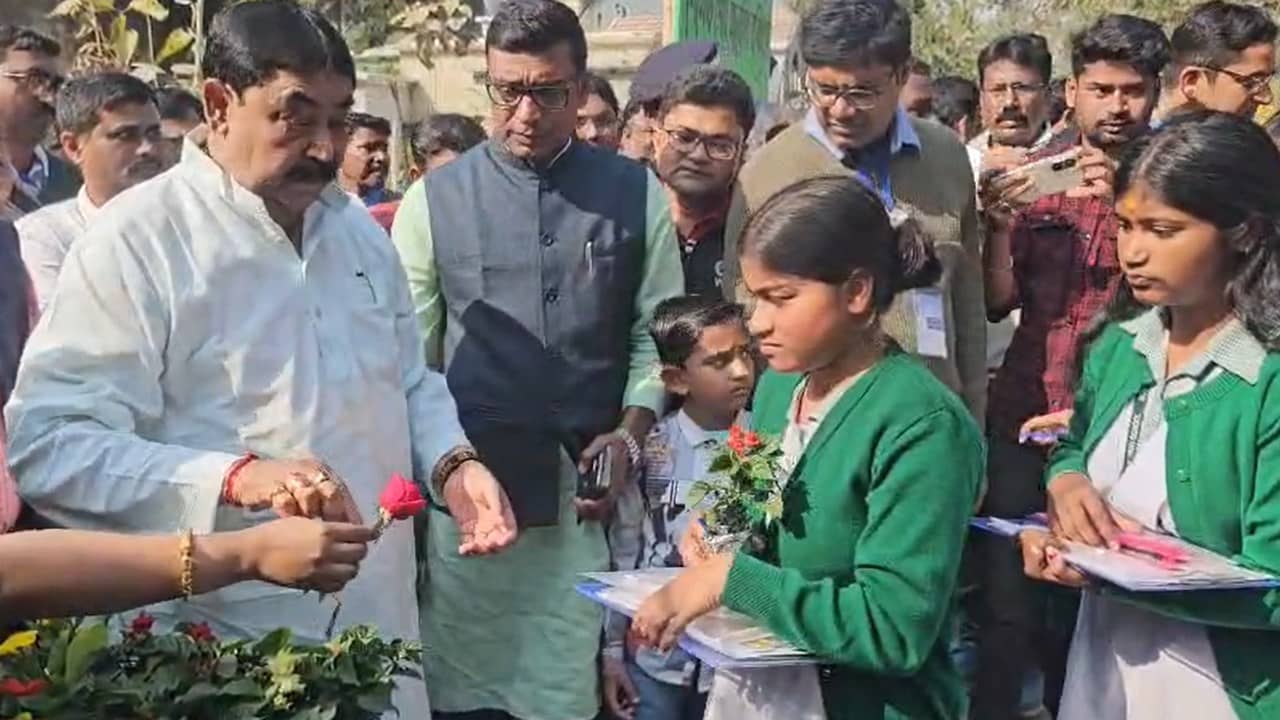 Anubrata Mondal: ‘আমাকে দেখলে তো পরীক্ষার মুডটা নষ্ট হয়ে যাবে, তাই…’ পরীক্ষার্থীদের গোলাপ দিয়ে আর কী বললেন কেষ্ট?