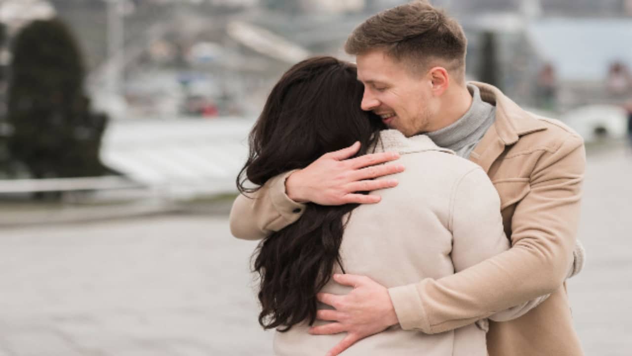 Hug Day 2026: প্রিয় মানুষের বুকেই খুঁজে নিন সম্পর্কের নিরাপত্তা, জানেন কত রকমের আলিঙ্গন হয়?
