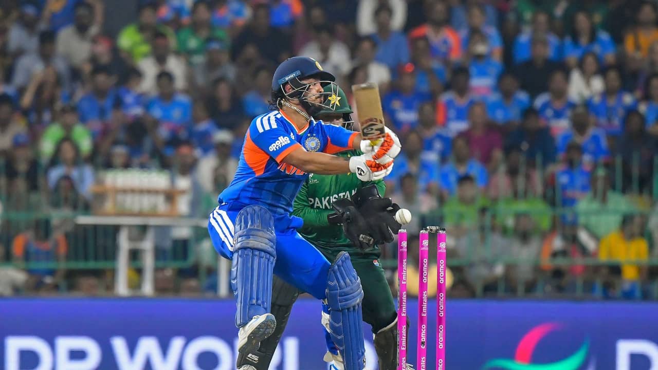 পাকিস্তান বধের পর দলের প্রশংসা অক্ষরের!