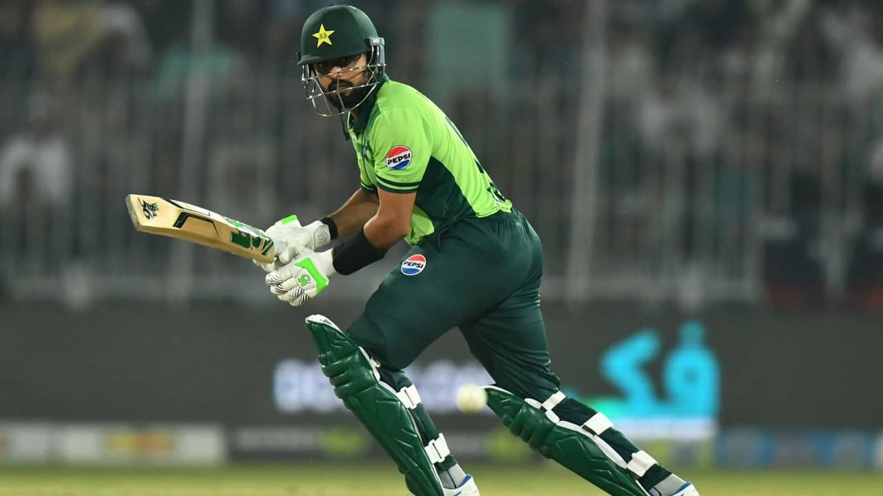 ভারত-পাকিস্তান ম্যাচের আগে বাবরকে টার্গেট দেশেরই প্রাক্তনদের!