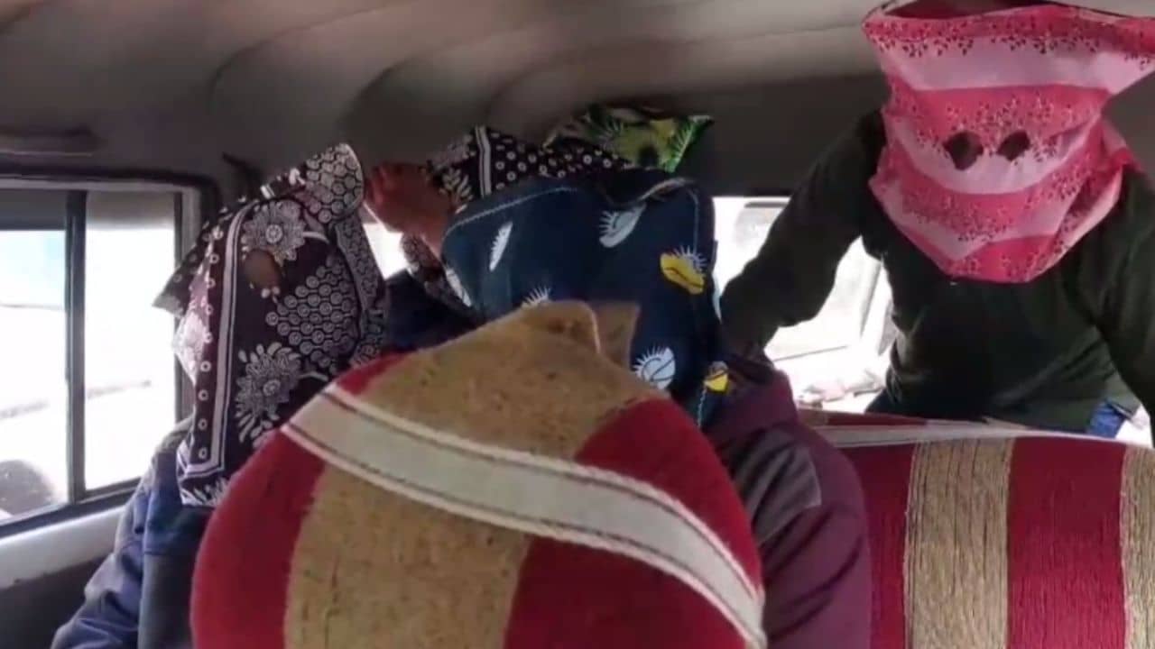 Bankura: হোটেলে ঢুকছে পুলিশ, আর বের করে নিয়ে আসছেন একের পর এক মহিলাকে, পবিত্র জয়রামবাটিতে যা চলছিল চমকে যাবেন