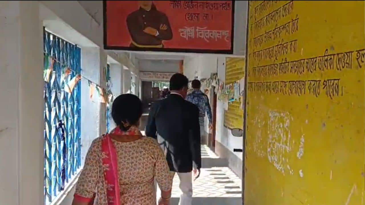 North 24 Parganas: লোকমুখে নানান কথা শুনছিলেন, ভিজিটে গিয়ে স্কুলের প্রধান শিক্ষিকাকেই যে অবস্থায় দেখলেন...