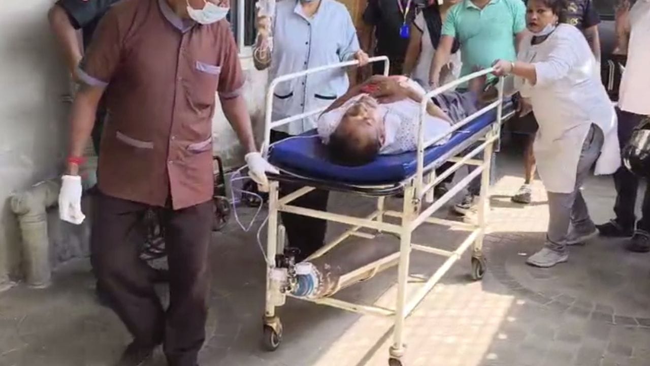 Barrackpore: বলা নেই-কওয়া নেই হঠাৎ প্রাক্তন নৌসেনা কর্মীর পেটে চপার ঢোকাল যুবক Barrackpore: বলা নেই-কওয়া নেই হঠাৎ প্রাক্তন নৌসেনা কর্মীর পেটে চপার ঢোকাল যুবক