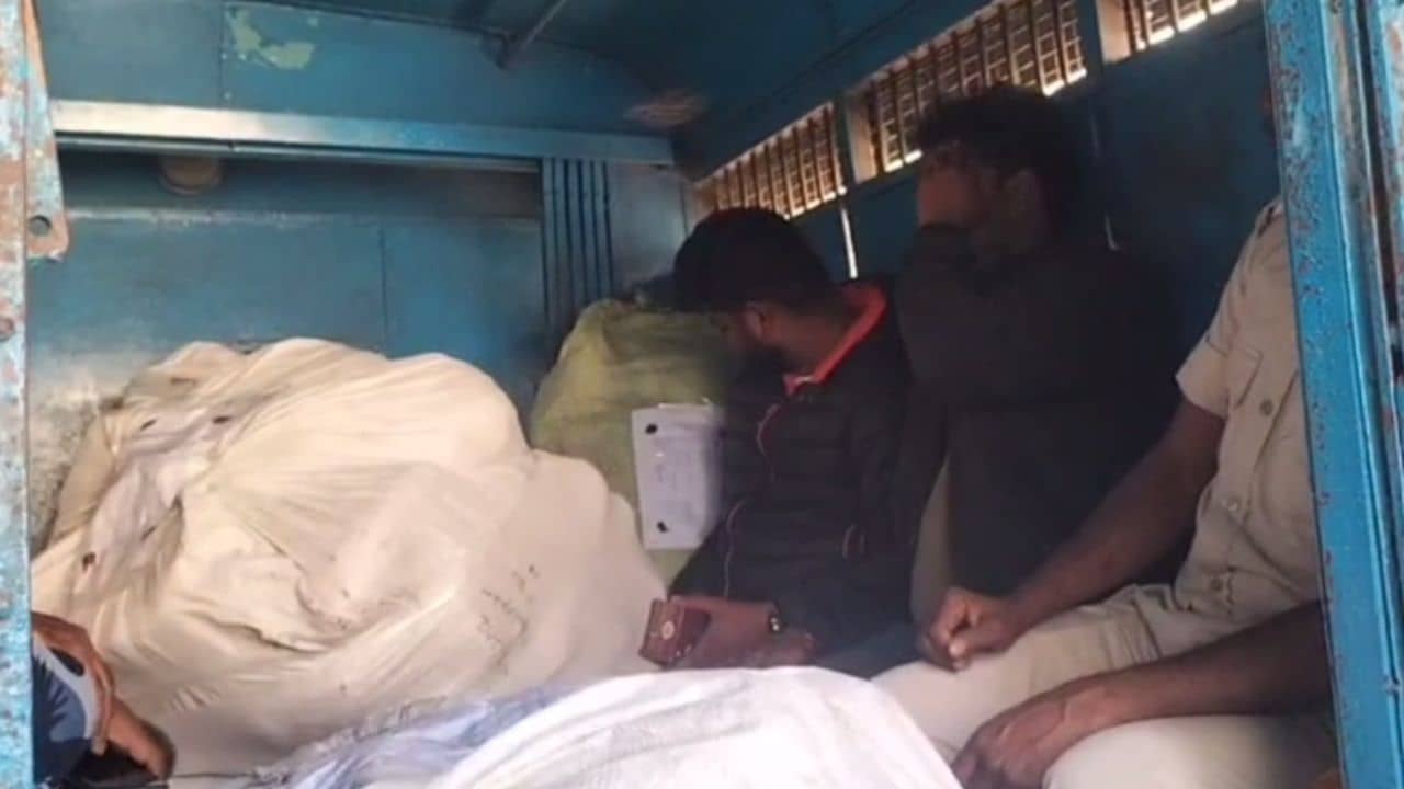 Baruipur: বিস্কুটের প্যাকেটে ভিতরে কি না এইসব! স্তম্ভিত সকলে