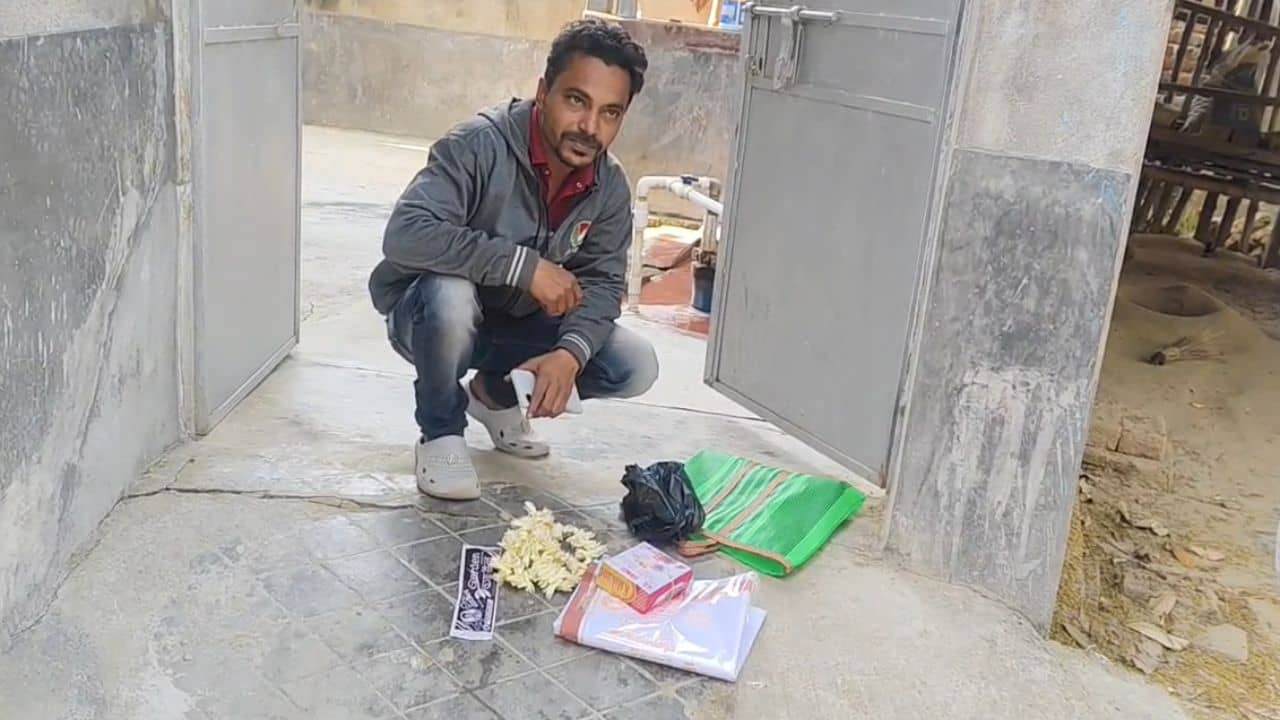 Birbhum: বিজেপি নেতার বাড়িতে সাদা থান, ফুল-মিষ্টি; হুমকি রাজনীতি কেষ্ট-কাজলের বীরভূমে