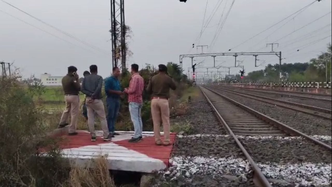 Bomb Recover: সাঁইথিয়া রেলস্টেশনের পাশ থেকে উদ্ধার তাজা-তাজা বোমা, সাময়িক বন্ধ ছিল রেল চলাচল