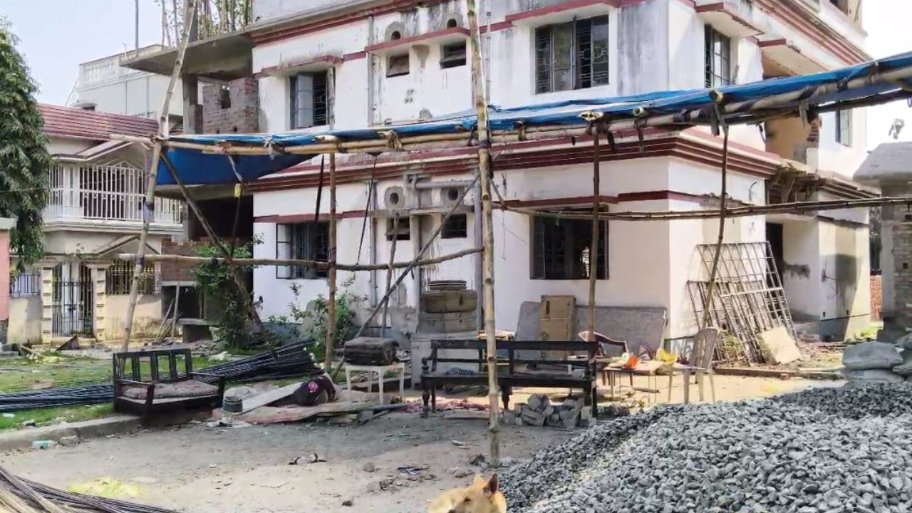 Bolpur: প্রান্তিক স্টেশনের কাছে তৃণমূল নেতার দখলে থাকা হোটেল থেকে উদ্ধার তাজা-তাজা বোমা Bolpur: প্রান্তিক স্টেশনের কাছে তৃণমূল নেতার দখলে থাকা হোটেল থেকে উদ্ধার তাজা-তাজা বোমা