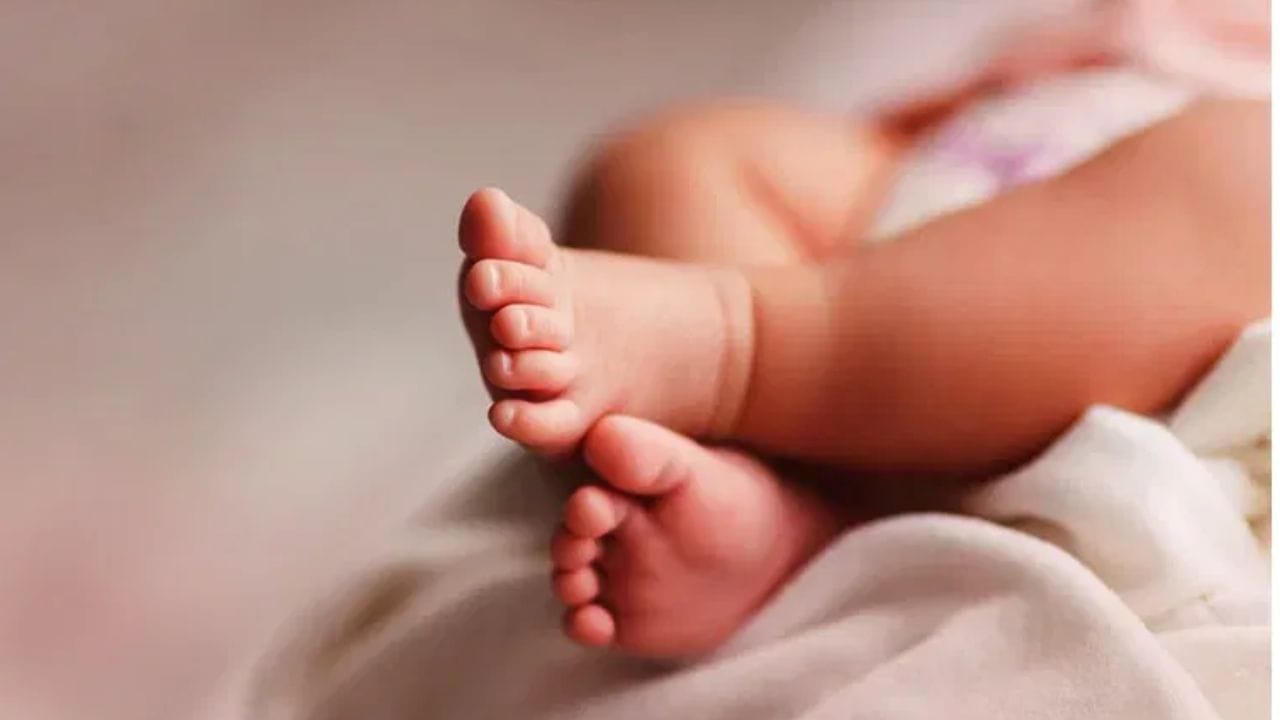 Kolkata: কলকাতায় হাসপাতালের বাইরে মায়ের কোলেই মৃত্যুর কোলে ঢলে পড়ল একরত্তি, পরিবার বলছে…