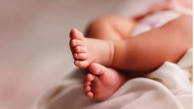 কলকাতায় হাসপাতালের বাইরে মায়ের কোলেই মৃত্যুর কোলে ঢলে পড়ল একরত্তি