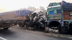 স্টিয়ারিংয়ে আটকে লরির চালক, ২৪ ঘণ্টায় পরপর ৩টি ভয়াবহ দুর্ঘটনায় মৃত ৫