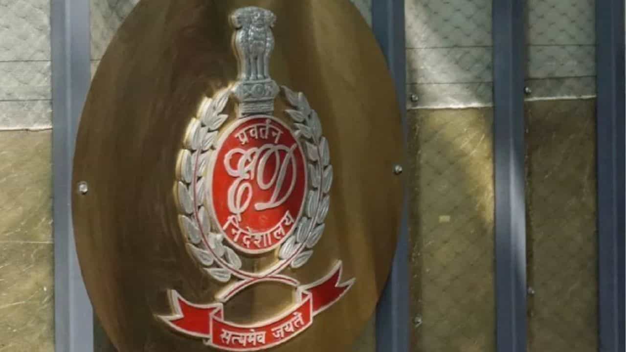 ED Raid: কয়লাপাচারের টাকা যেতে প্রাক্তন OC-র কাছে? ফের সমনের নোটিস দিল ED