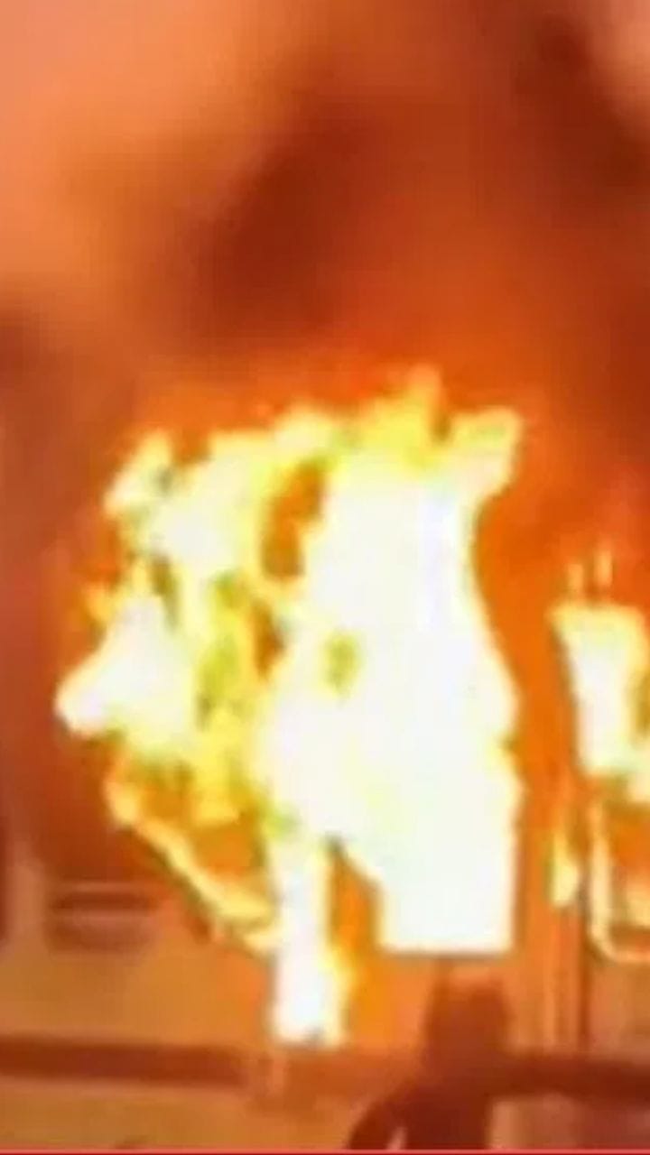 কাটোয়া-আজিমগঞ্জ ট্রেনে বিধ্বংসী আগুন, দেখুন ভয়ের ছবি