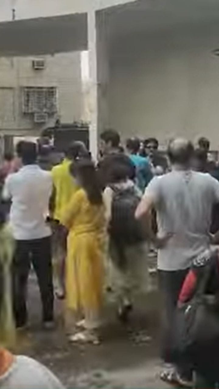 আবাসন থেকে তড়িঘড়ি নিচে নামলেন যশ, নুসরত; হলটা কী?