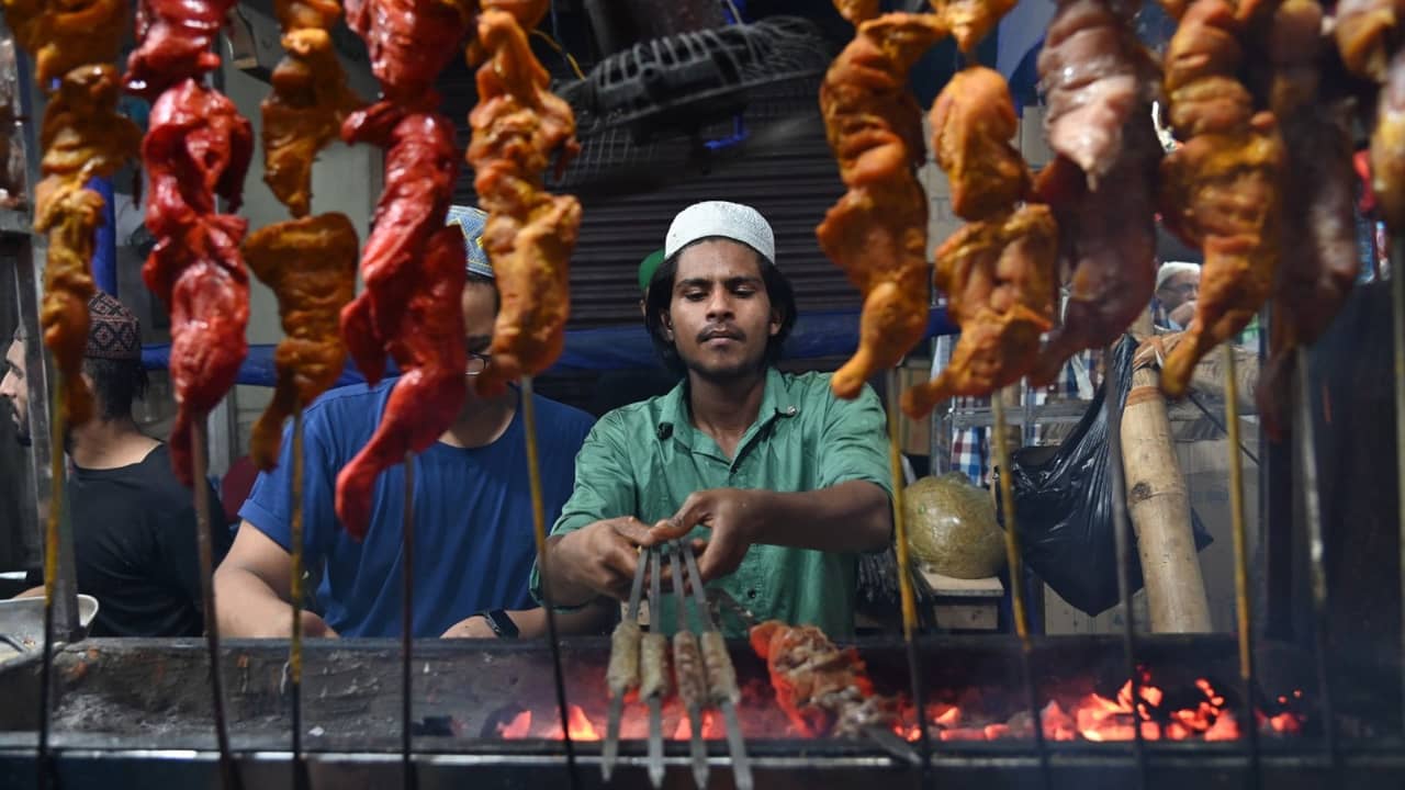 Ramdan 2026: স্বাদের স্বর্গরাজ্য জাকারিয়া স্ট্রিট, রমজানের সন্ধ্যায় কী কী খাবেন?