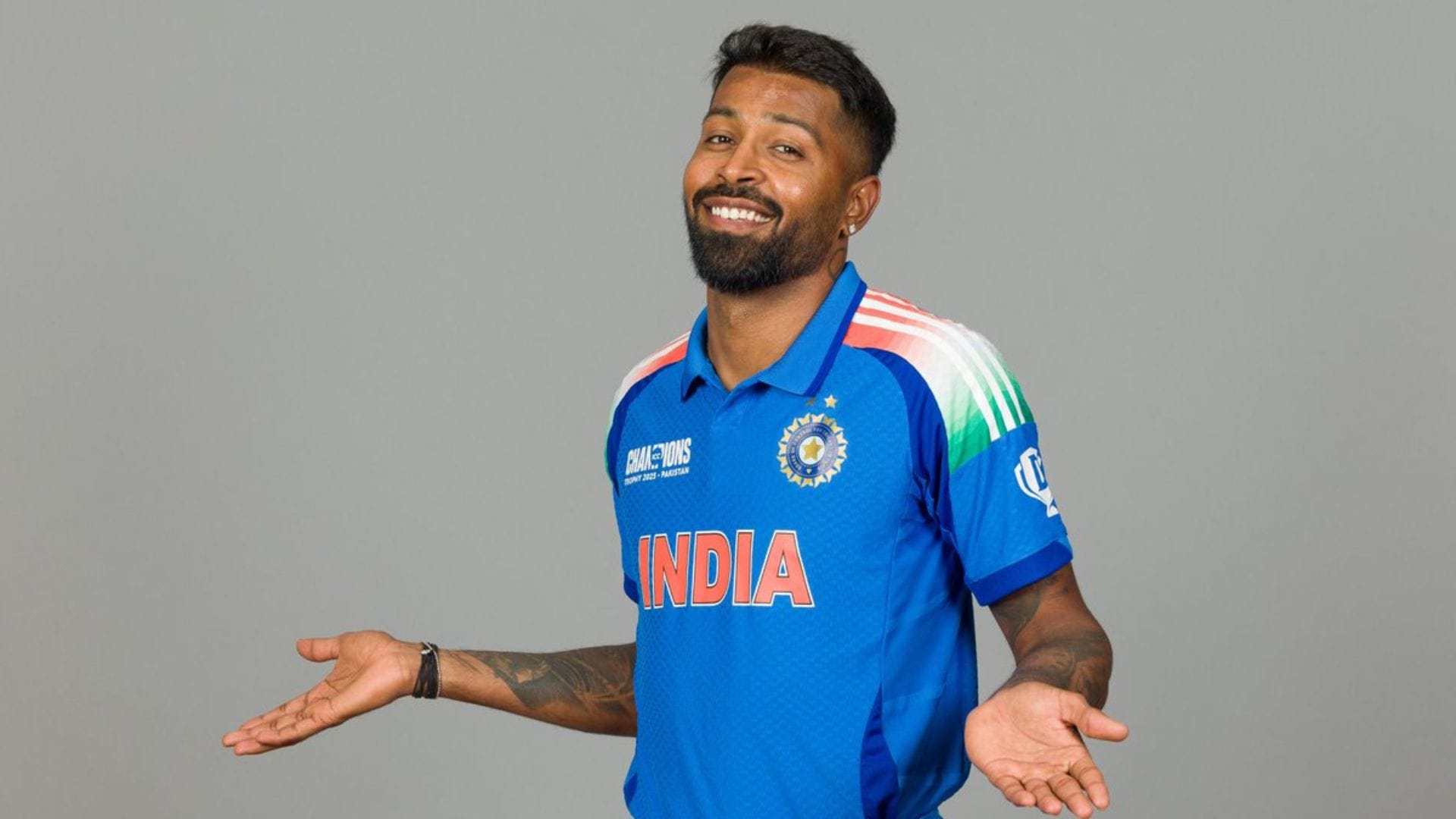 হার্দিক পান্ডিয়া--- নিজের দিনে একাই ছিনিয়ে নিয়ে যেতে পারেন ম্যাচ। দলের ভাঙনে নিতে পারেন ভূমিকা। বল হাতেও চমকে দিতে পারেন। এই তিনি বিশ্বকাপে নামার আগেই বিস্ফোরক ছন্দে রয়েছেন। হার্দিক পান্ডিয়া যে ভারতের সেরা বোলিং অলরাউন্ডার, সন্দেহ নেই। বিশ্বের প্রথম সারিরও বটে। মিডল অর্ডার ব্যাটিং এবং ডেথ বোলিংয়ের জন্য অত্যন্ত গুরুত্বপূর্ণ। বিশ্বের অন্যতম সেরা অলরাউন্ডার, তিনি টি-টোয়েন্টি ক্রিকেটে ১০০০ রান এবং ১০০ উইকেট পূর্ণ করা প্রথম ফাস্ট বোলিং অলরাউন্ডার। ভারতের জয়েও হার্দিক নেবেন গুরুত্বপূর্ণ ভূমিকা? 