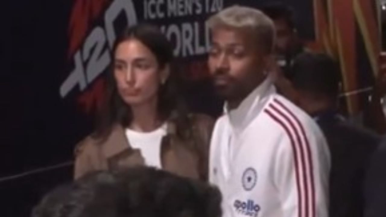 T20 World Cup: ভ্য়ালেনটাইন্স ডে স্পেশাল, প্রেয়সীকে সঙ্গে নিয়েই কলম্বোতে হার্দিক! T20 World Cup: ভ্য়ালেনটাইন্স ডে স্পেশাল, প্রেয়সীকে সঙ্গে নিয়েই কলম্বোতে হার্দিক!