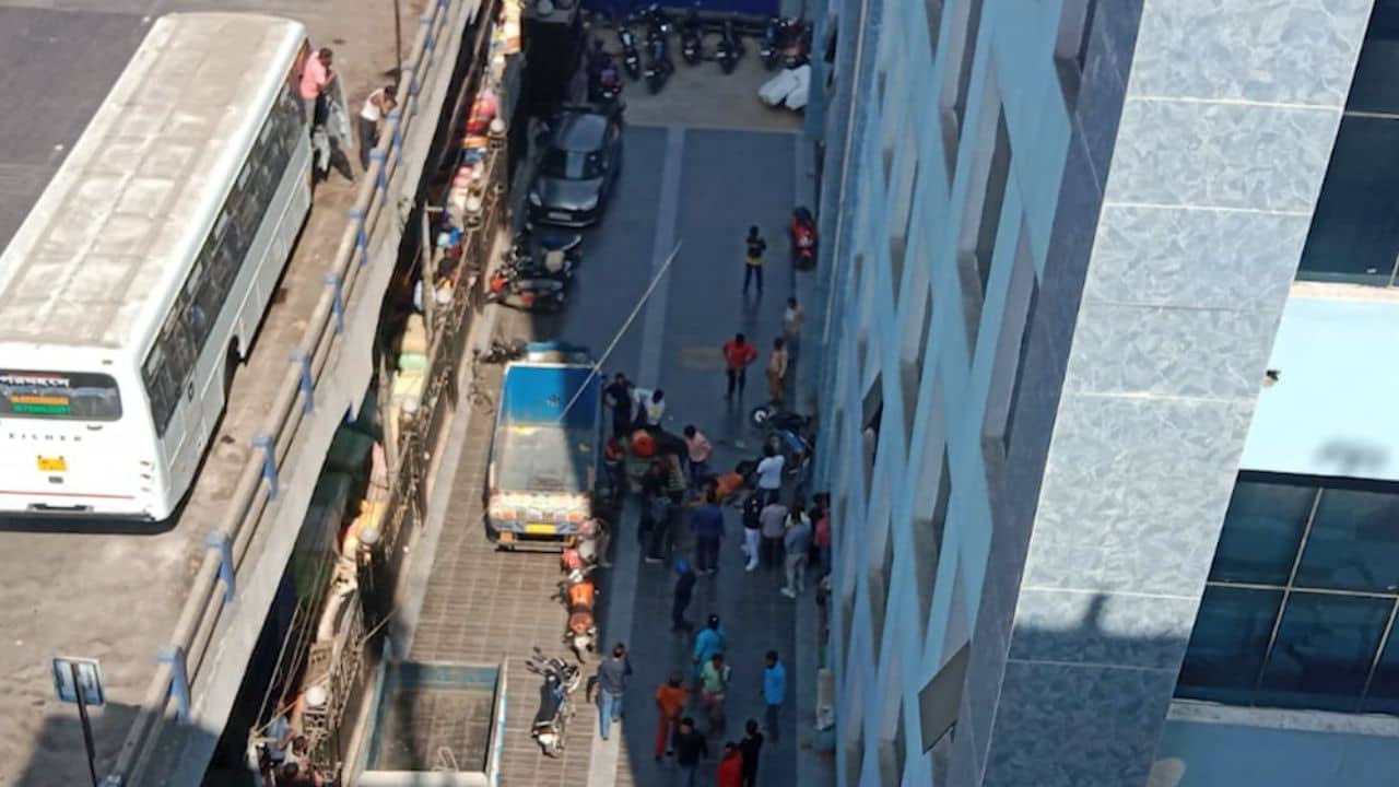 Howrah: বহুতল থেকে নিচে পড়ল লোহার ভারী রড, হাওড়ায় মৃত ২