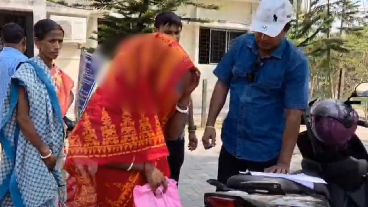 Jalpaiguri News: গৃহবধূকে নদীর চর থেকে তুলে নিয়ে গিয়ে ধর্ষণ! কাঠগড়ায় 'বিজেপি সমর্থক' Jalpaiguri News: গৃহবধূকে নদীর চর থেকে তুলে নিয়ে গিয়ে ধর্ষণ! কাঠগড়ায় 'বিজেপি সমর্থক'