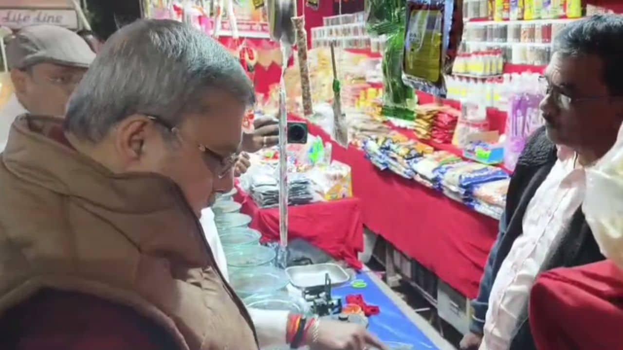Kalyan Banerjee: মেলায় গিয়ে টক-ঝাল-মিষ্টি সব আচার চেখে দেখলেন কল্যাণ