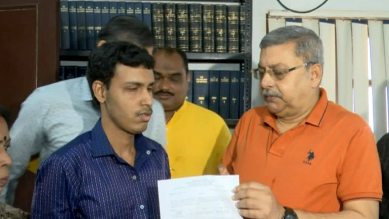 Kalyan Banerjee: উত্তরপাড়ার বাসিন্দা দৃষ্টিহীন যুধাজিতকে সরকারি চাকরি দিলেন কল্যাণ বন্দ্যোপাধ্যায়