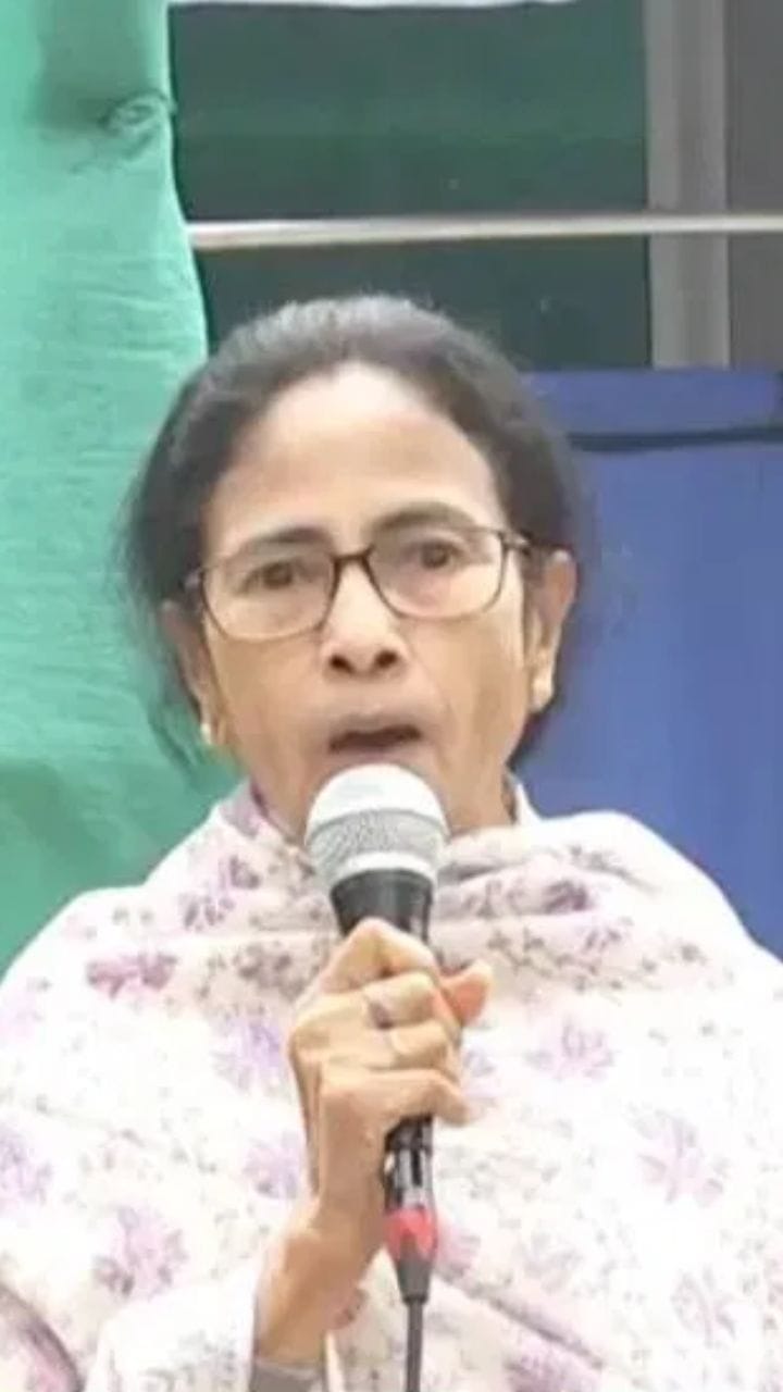 দিল্লি পুলিশে ঘেরা বঙ্গভবন, যাচ্ছেন মমতা