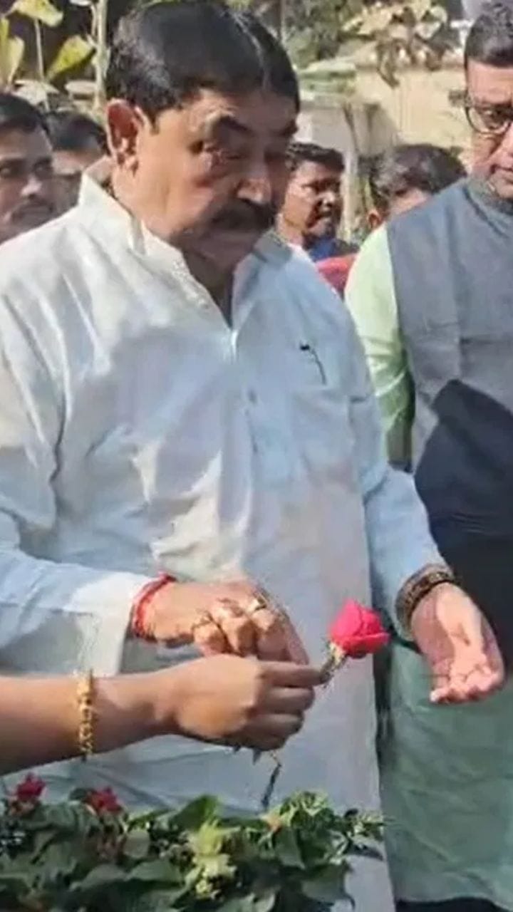 পরীক্ষার্থীদের গোলাপ দিয়ে কী বললেন কেষ্ট?