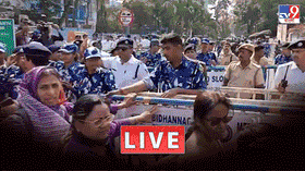 Live: স্বাস্থ্য ভবনের সামনে ব্যারিকেড, আশা কর্মীদের আটকাল পুলিশ