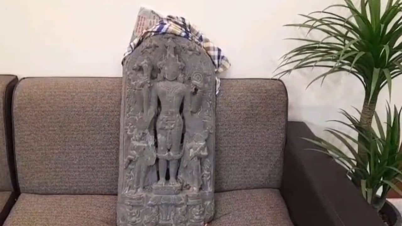 Burdwan: মেমারির গ্রামে আজব ঘটনা, কোদালের আঘাতেই বেরিয়ে এল সেই ধূসর মূর্তি