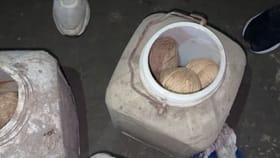 রান্নাঘরে ঢুকতেই দেখা গেল ড্রামে ড্রামে বোমা, ঘিরে ফেলল পুলিশ