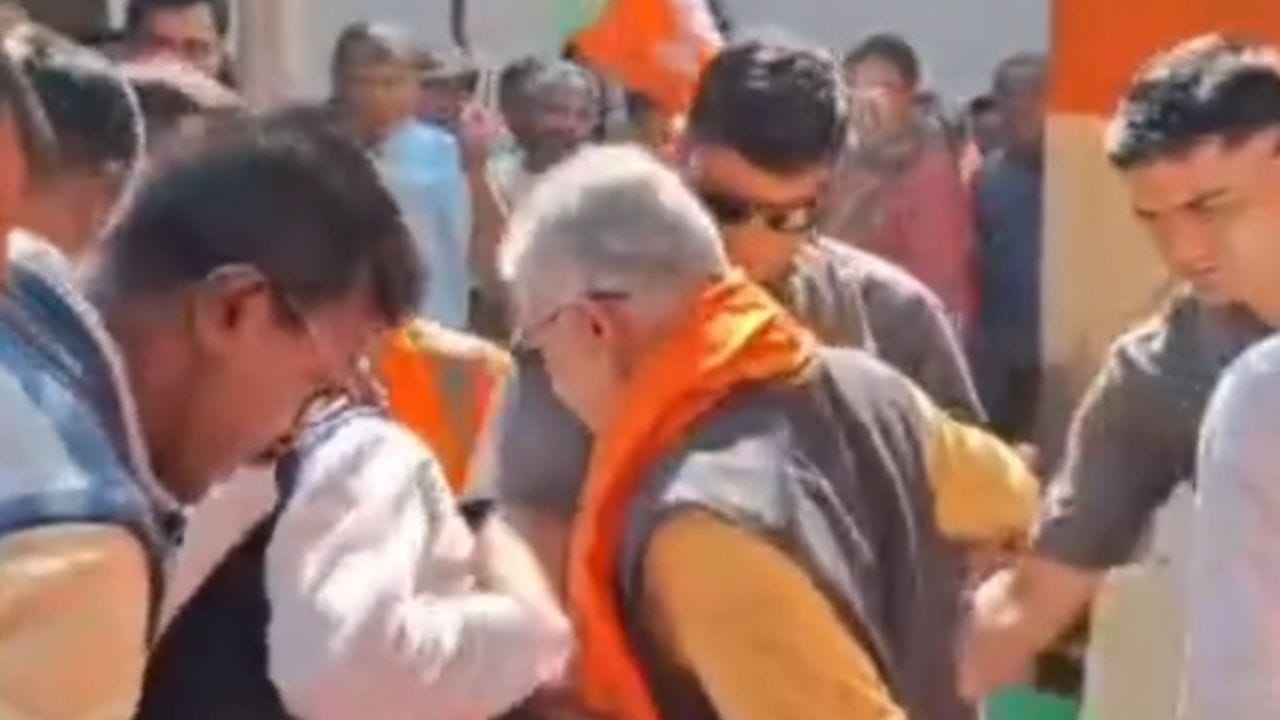 দেখুন দিলীপ ঘোষ উঠতেই কীভাবে ভাঙল স্টেজ