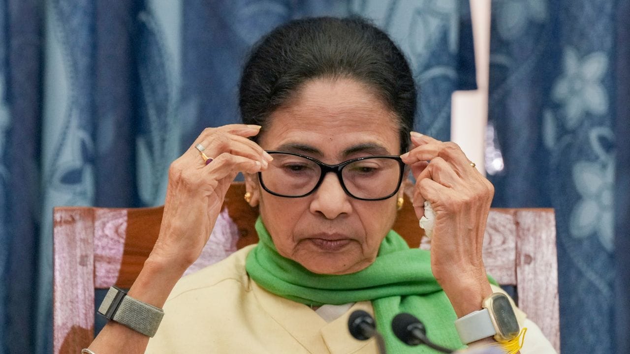 এই সব মন্ত্রীরা নাকি এবার টিকিটই পাবেন না! এই সব মন্ত্রীরা নাকি এবার টিকিটই পাবেন না!