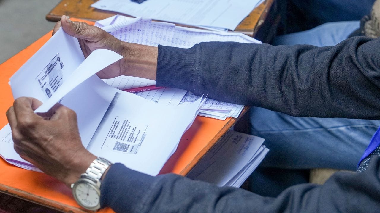 SIR: ‘এত চেকিং কীসের?’, চোখ রাঙাচ্ছেন প্রধান! চিঠি দিলেন মাইক্রোঅবজারভাররা