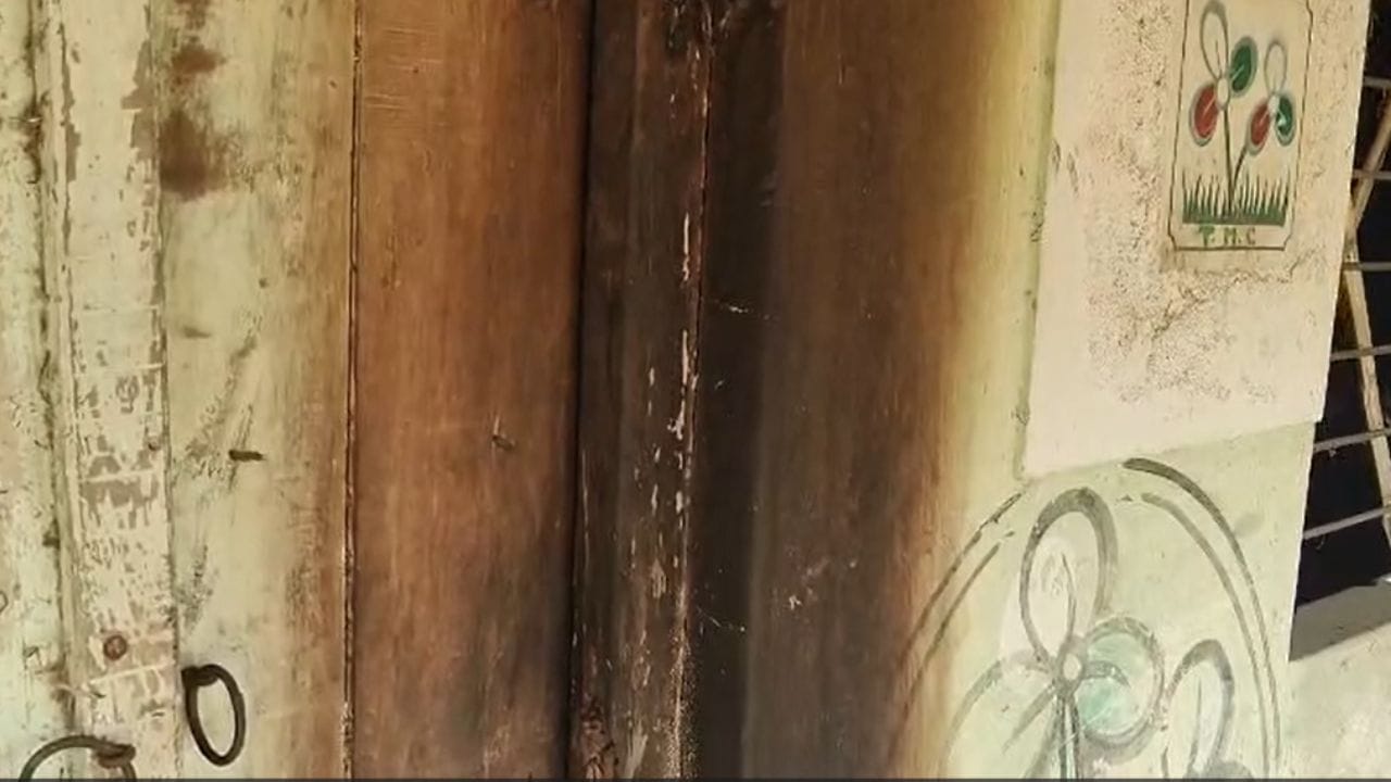 রাতের অন্ধকারে তৃণমূল পার্টি অফিসে আগুন ধরাল কারা রাতের অন্ধকারে তৃণমূল পার্টি অফিসে আগুন ধরাল কারা