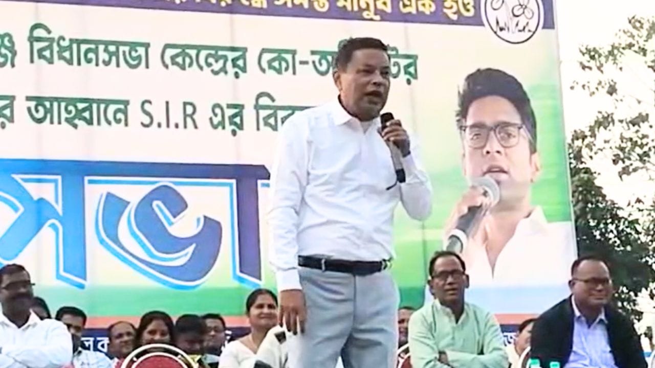 Jalpaiguri: বিজেপি নেতাদের ছাম-গাইনে ছেঁচে ফেলার নিদান তৃণমূল নেতার Jalpaiguri: বিজেপি নেতাদের ছাম-গাইনে ছেঁচে ফেলার নিদান তৃণমূল নেতার