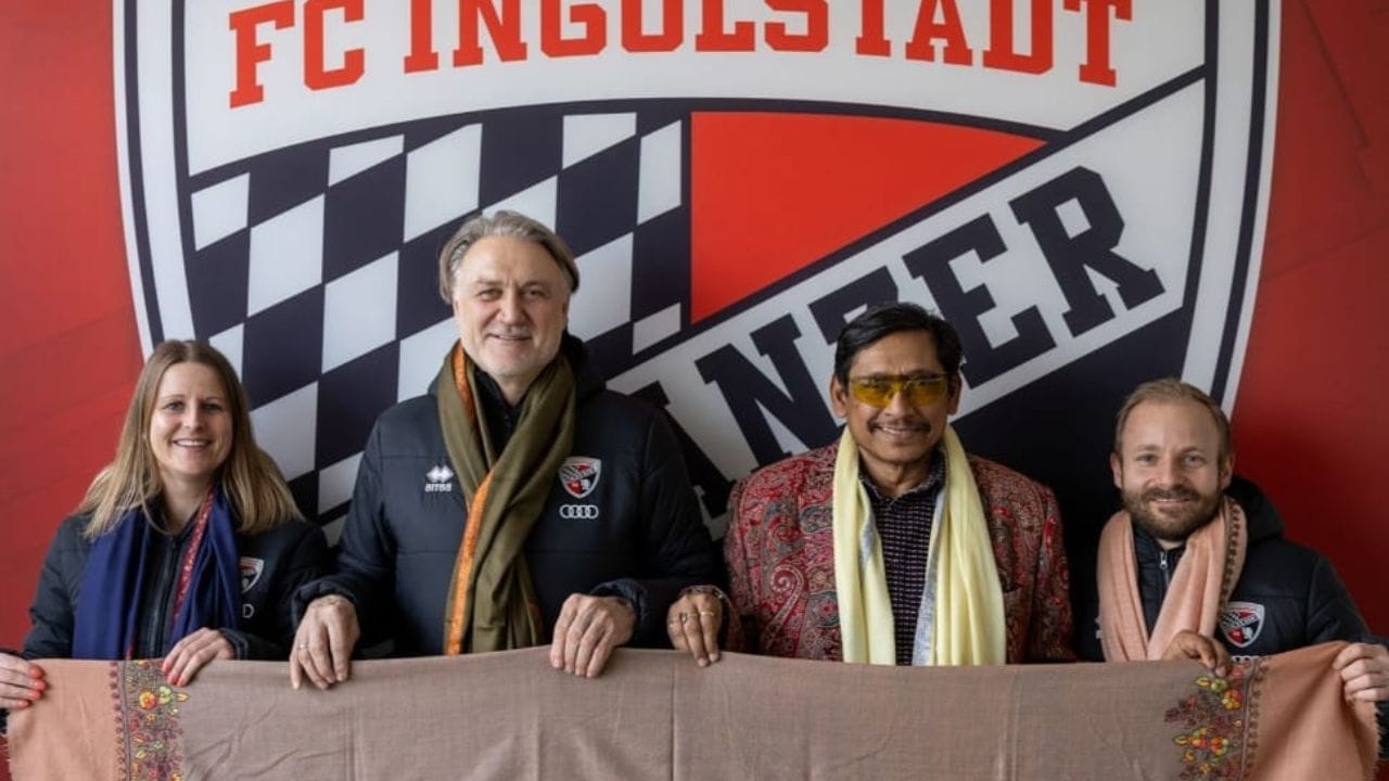 ফুটবল ও কাশ্মীরী কারুশিল্পের এক অনন্য মেলবন্ধন! ফুটবল ও কাশ্মীরী কারুশিল্পের এক অনন্য মেলবন্ধন!