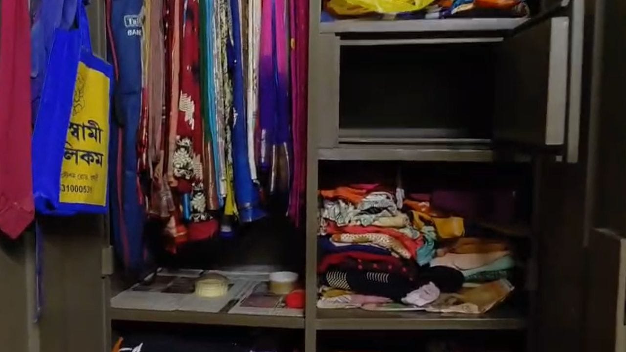 Hooghly: মাত্র ৪ ঘণ্টায় খেলা শেষ! বেডরুমে ঢুকেই মাথায় হাত ওদের Hooghly: মাত্র ৪ ঘণ্টায় খেলা শেষ! বেডরুমে ঢুকেই মাথায় হাত ওদের