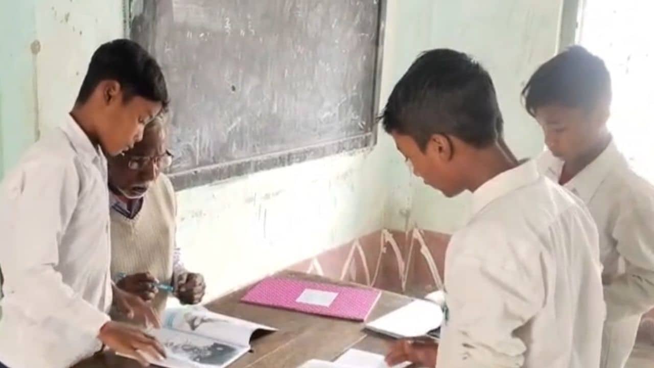 South Dinajpur: সেই অক্টোবর থেকে এই শিক্ষকদের জুটছে না বেতন, কবে হবে? উত্তর নেই কারও কাছে