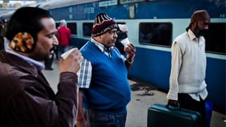 Railway: ট্রেনে বসে চায়ে চুমুক! কোনও বড় বিপদ ডেকে আনছেন না তো? সতর্ক করল রেল