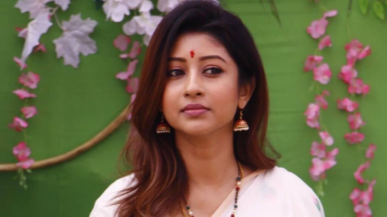 lovely Maitra, Arundhati: প্রার্থী ঘোষণার আগেই লাভলির নাম লেখা শুরু দেওয়ালে, জানাজানি হতেই চুন দিয়ে নামে প্রলেপ পড়ল