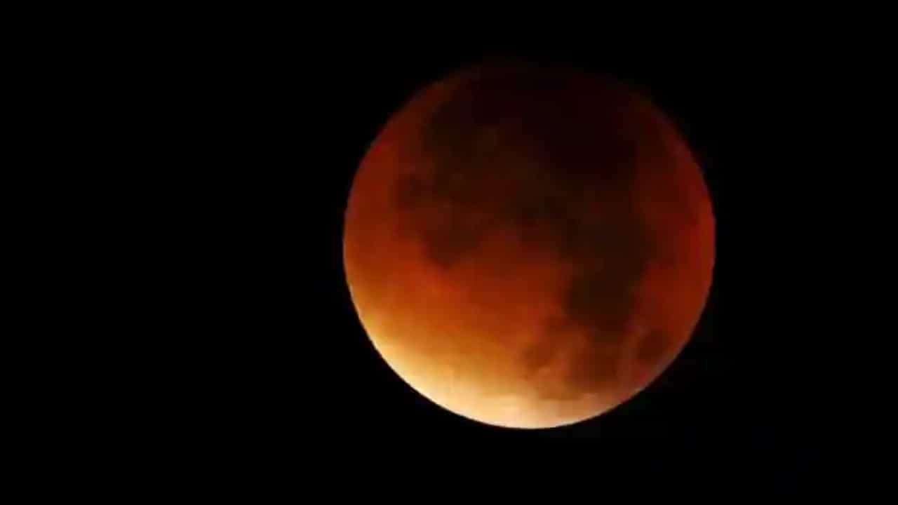 দোলের রাতে বছরের দীর্ঘতম গ্রহণ চলবে আকাশে, কতটা শুভ, কতটা অশুভ এদিনটি? দোলের রাতে বছরের দীর্ঘতম গ্রহণ চলবে আকাশে, কতটা শুভ, কতটা অশুভ এদিনটি?